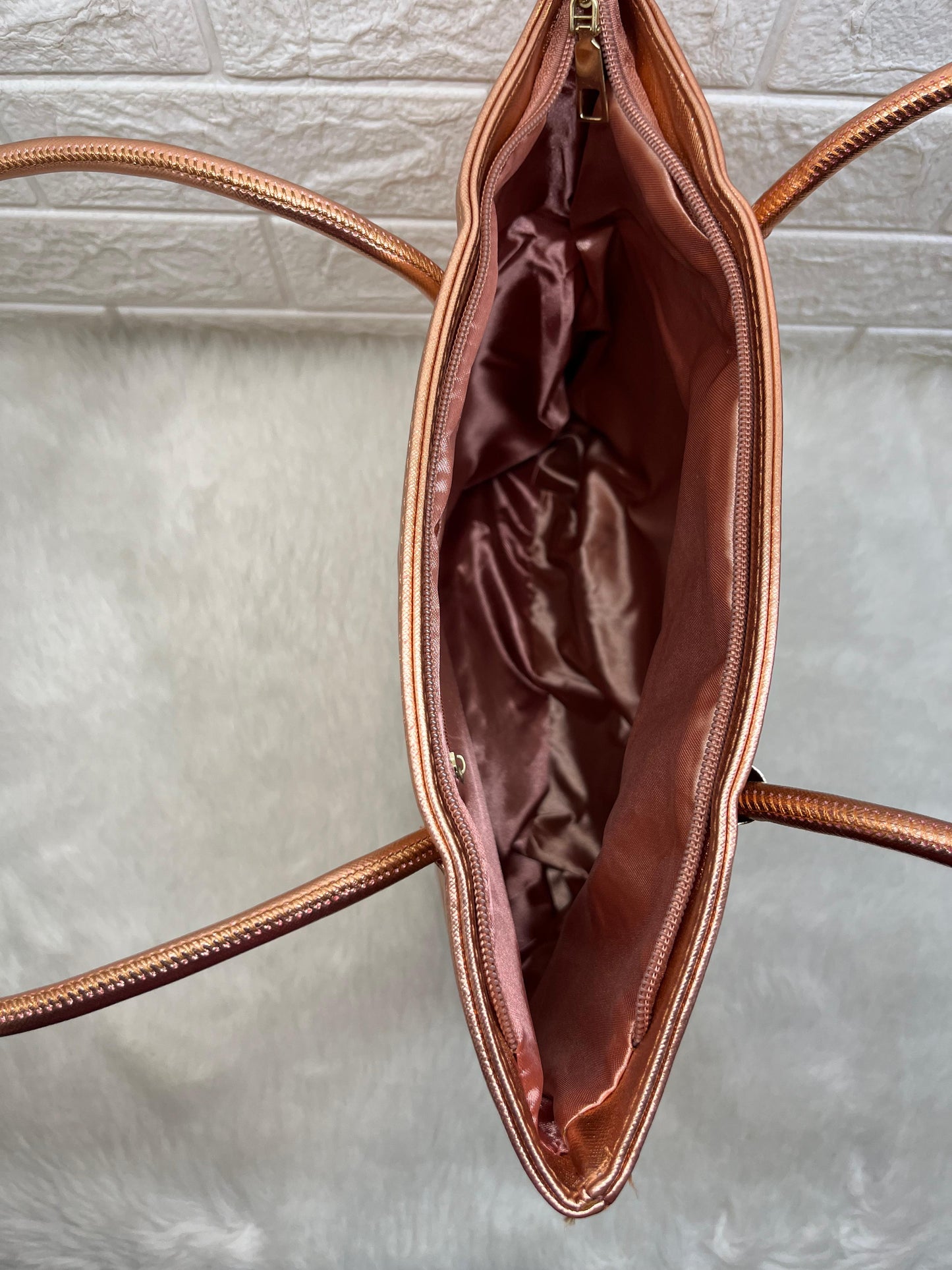 Classy Look Design Shoulder Handle Women Handbag Golden