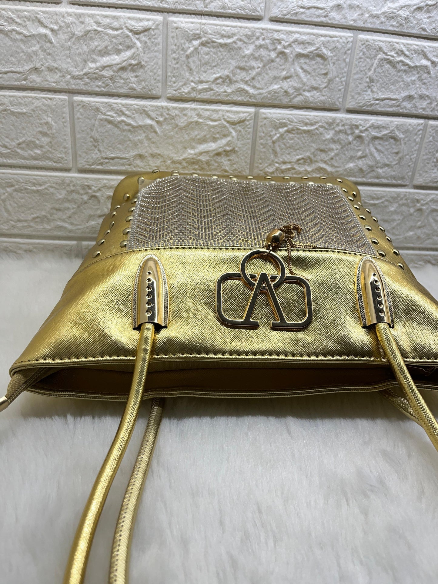 Classy Look Design Shoulder Handle Women Handbag Golden