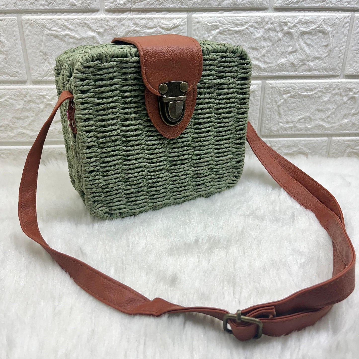 Women Basket Weave Sling Bag with Adjustable Strap, Straw Portable Small Box Woven Womens Cross Body Bag Shoulder Messenger Satchel