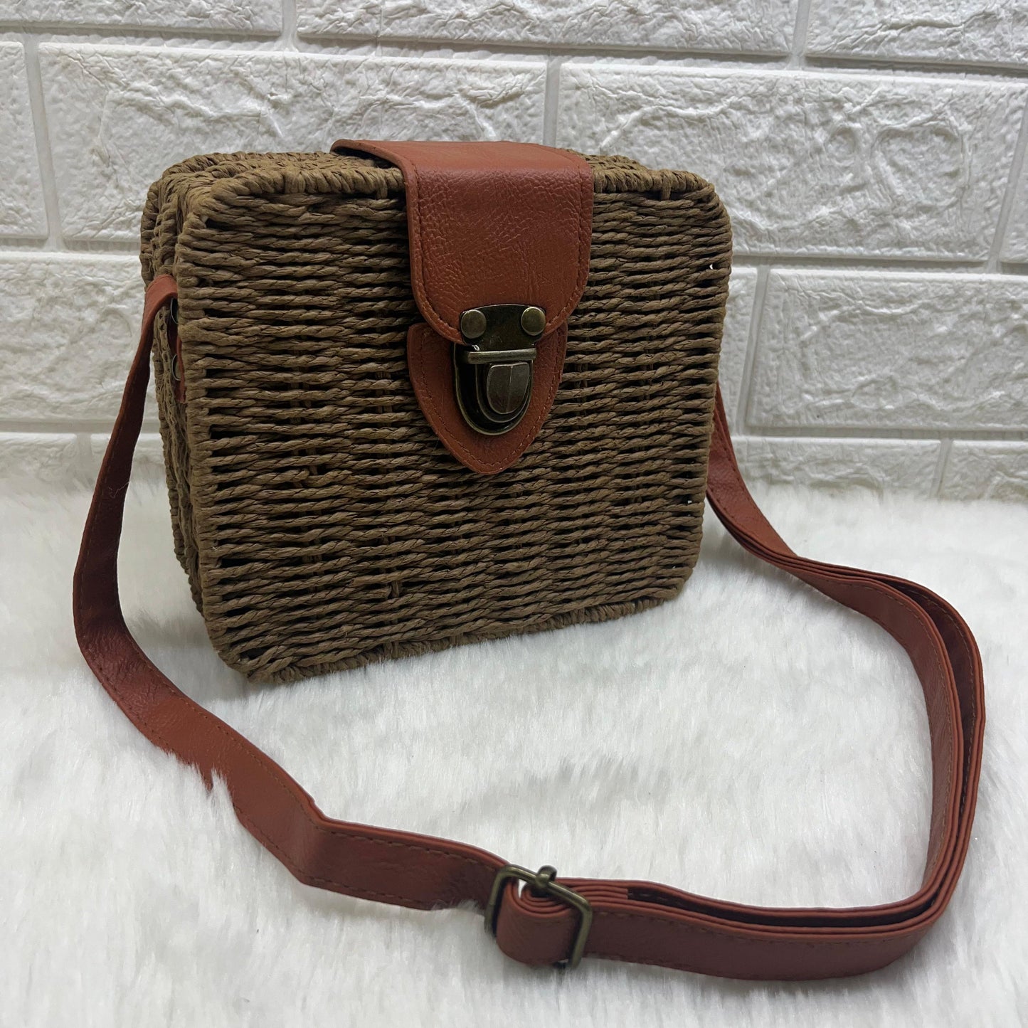 Women Basket Weave Sling Bag with Adjustable Strap, Straw Portable Small Box Woven Womens Cross Body Bag Shoulder Messenger Satchel